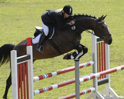 Die 18-jährige Paulin Gramenz aus Dubnitz hat mit Fanny das Finale zum Steffen Wiek Gedächtniscup in Schwarbe gewonnen. Fotos: Jutta Wego